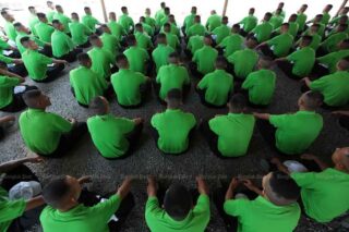 Dreihundert Gefangene wurden aus dem Gefängnis Ban Noen Sung in Prachin Buri entlassen. Sie haben ein Pilot-Berufsausbildungsprogramm der Justizvollzugsanstalt abgeschlossen