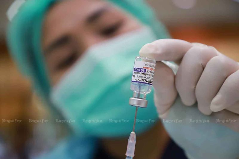 Ein Angehöriger der Gesundheitsberufe bereitete letzte Woche die Covid-19 Impfung für Schüler der Samutprakan-Schule im Bezirk Muang in Samut Prakan vor