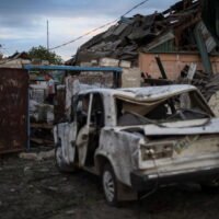 Ein Anwohner wird am Mittwoch in der Stadt Pokrowsk in der Region Donezk in der Ukraine in der Nähe seines Gebäudes gesehen