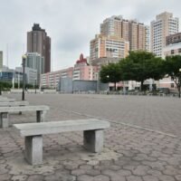Ein Park vor dem Bahnhof von Pjöngjang steht am 27. Mai 2022 aufgrund von Sperrungen in Nordkorea zur Eindämmung der Ausbreitung von Covid-19 leer.