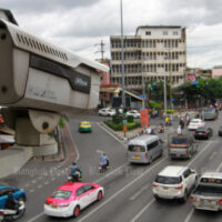 Eine Rotlichtkamera wird an der Kreuzung Ban Khaek in Bangkok gesehen, um fehlgeleitete Autofahrer zu erwischen, die über rote Ampeln springen
