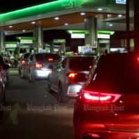 Eine Tankstelle ist voller Autos vor einer Kraftstoffpreiserhöhung.