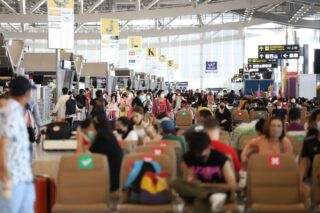 Eine große Anzahl von Touristen wird am 5. Juni 2022 am Flughafen Suvarnabhumi gesehen.