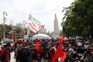 Etwa 200 demokratiefreundliche Demonstranten marschierten am Samstagnachmittag vom Democracy Monument auf der Ratchadamnoen Avenue zum Victory Monument.