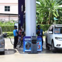 Fahrzeuge tanken an einer PTT-Tankstelle in Pathum Thani, da die Ölpreise im Einzelhandel weiter steigen.
