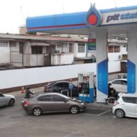 Fahrzeuge tanken an einer PTT-Tankstelle in der Nawamin Road, da die Ölpreise im Einzelhandel in den letzten Wochen in die Höhe geschnellt sind.