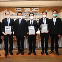 Führungskräfte von IRPC Plc, Innobic (Asien) und Panjawattana Plastic (PJW) unterzeichnen die Kooperationsvereinbarung.