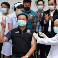 Gesundheitsminister Anutin erhält am 28. Februar 2021 die erste Dosis des Covid-19 Impfstoffs in Thailand von Sinovac am Bamrasnaradura Infectious Diseases Institute in Nonthaburi verabreicht.