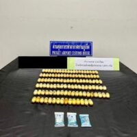 Insgesamt 115 Kokainpellets, die von Zollbeamten am Flughafen Phuket beschlagnahmt wurden, sind ausgestellt.