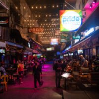 Kunden in den Außenbereichen von Bars und Restaurants im Vergnügungsviertel Patpong in Bangkok, am 1. Juni 2022.