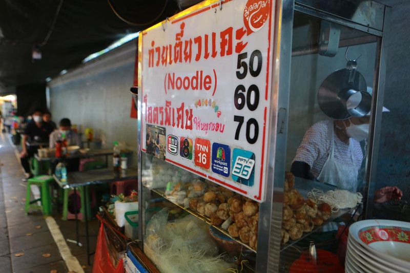 Lebensmittelverkäufer erhöhten ihre Preise in Bangkok, nachdem die Lebenshaltungskosten gestiegen waren.