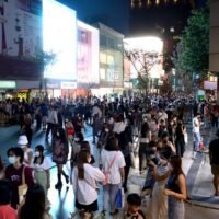 Lokale Touristen füllen die Siam Square Walking Street am 4. Juni. Tourismus und Freizeit bleiben ein attraktiver Sektor für Investoren