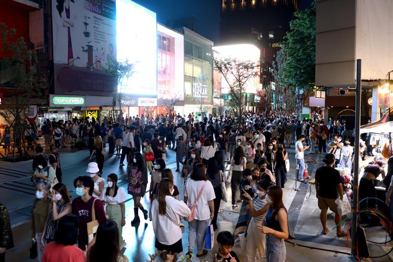 Lokale Touristen füllen die Siam Square Walking Street am 4. Juni. Tourismus und Freizeit bleiben ein attraktiver Sektor für Investoren