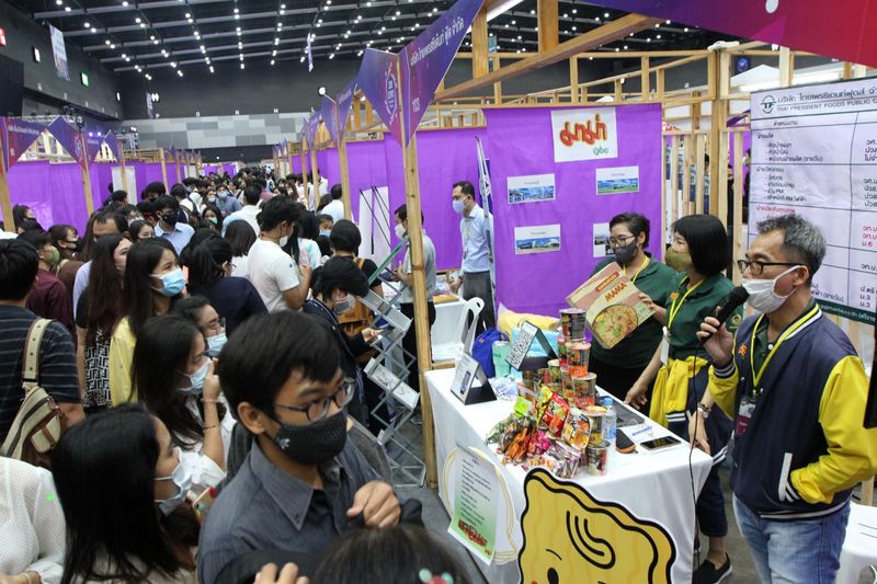 Menschen bewerben sich 2020 auf einer Jobmesse in Bangkok.