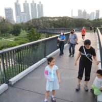 Menschen entspannen sich im Benjakitti Park.