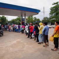 Menschen stehen am 17. Mai 2022 an einer Tankstelle in Vientiane, Laos, Schlange, um Kraftstoff zu holen.