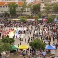 Mitglieder der politischen Gruppe We Volunteer alias - We Vo - versammeln sich am Freitag auf dem Lan Khon Muang Ground vor dem Rathaus im Bezirk Phra Nakhon