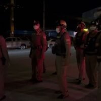 Nach einer gewalttätigen Schlägerei in einem Pub, bei der drei Männer, darunter ein Wachmann, getötet und ein weiterer Mann schwer verletzt wurden, wird die Polizei in Kneipen eingesetzt