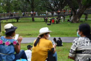 Parkbesucher lauschen am Freitag der Musik, die von einer Band im Benjakitti Park im Stadtteil Khlong Toei in Bangkok gespielt wird.