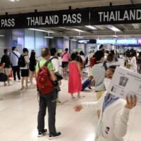 Passagiere am Flughafen Suvarnabhumi durchlaufen die Einreiseverfahren im Rahmen des Thailand-Pass-Systems, das voraussichtlich am 1. Juli storniert wird.