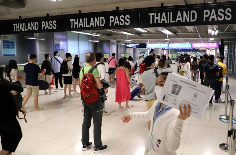 Passagiere am Flughafen Suvarnabhumi durchlaufen die Einreiseverfahren im Rahmen des Thailand-Pass-Systems, das voraussichtlich am 1. Juli storniert wird.