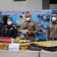 Polizei Generalleutnant Jiraphat Phumjit, Kommissar der Provinzpolizei Region 1, gibt die Festnahme von zwei Verdächtigen bekannt