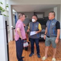 Polizisten in Zivil zeigen am Sonntag in einem Haus im Bezirk Bang Lamung in Chon Buri einen Haftbefehl gegen einen britischen Staatsangehörigen, der nur als William identifiziert wurde