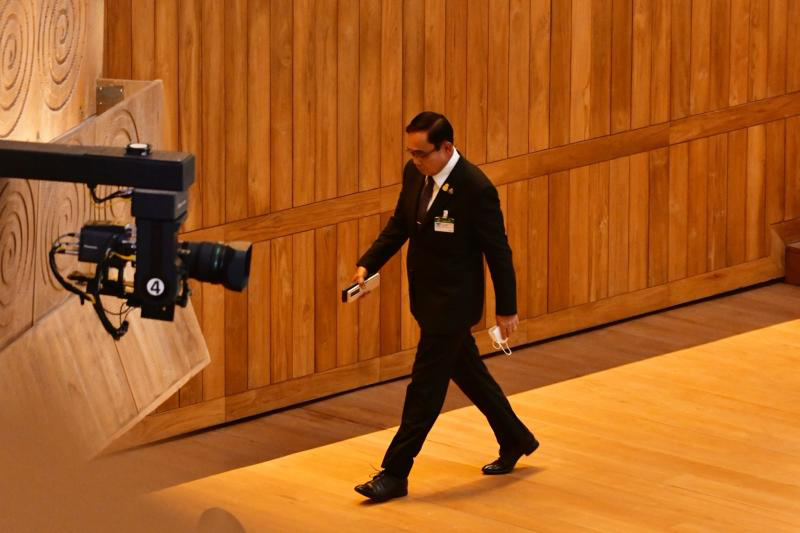 Premierminister Prayuth Chan o-cha verlässt den Plenarsaal, nachdem er am Dienstag den Haushaltsentwurf im Parlament verteidigt hat