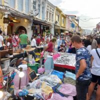 Touristen auf dem sonntäglichen Straßenmarkt in der Altstadt von Phuket