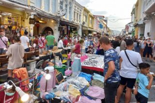 Touristen auf dem sonntäglichen Straßenmarkt in der Altstadt von Phuket