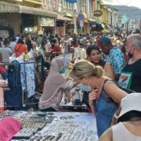 Touristen drängen sich am Sonntag auf einer Marktstraße in der Altstadt von Phuket.