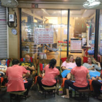 Touristen genießen am Mittwoch eine Fußmassage auf der Khao San Road. Das Gesundheitsministerium muss noch prüfen, wann es Covid-19 trotz der Lockerung weiterer Beschränkungen als übertragbare Krankheit neu einstufen wird.