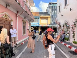 Touristen machen Schnappschüsse in der Altstadt von Phuket. Herr Suksit sagte, der indische Markt sei in der ersten Hälfte dieses Jahres deutlich gewachsen