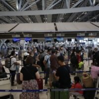 Touristen stehen am Donnerstag am Flughafen Suvarnabhumi Schlange. Die TAT hat sich für dieses Jahr ein Ziel von 7 bis 10 Millionen internationalen Touristenankünften gesetzt.
