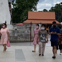 Trotz des Erfolgs der Vax-Kampagne sind die Thailänder immer noch nicht bereit, ihre Masken abzulegen, sagen die Medien