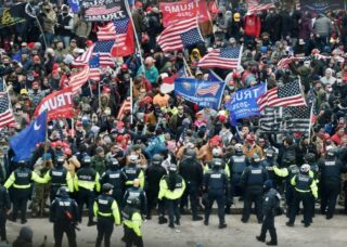 Trump-Anhänger stoßen mit Polizei und Sicherheitskräften zusammen, als sie am 6. Januar 2021 das US-Kapitol in Washington, DC, stürmen.