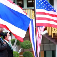 US-Verteidigungsminister Lloyd Austin und Premierminister und Verteidigungsminister Prayut Chan-o-cha begutachten eine Ehrengarde im Verteidigungsministerium