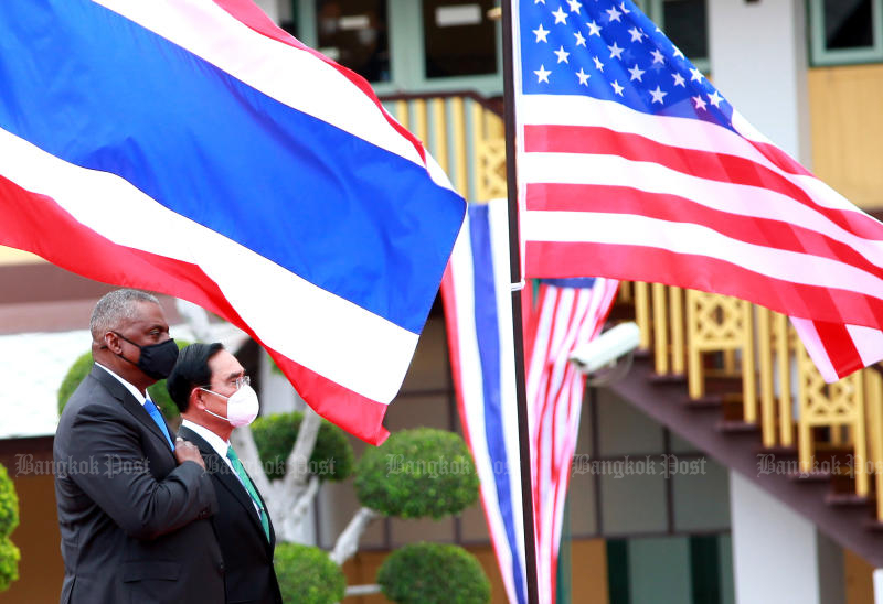 US-Verteidigungsminister Lloyd Austin und Premierminister und Verteidigungsminister Prayut Chan-o-cha begutachten eine Ehrengarde im Verteidigungsministerium