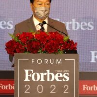 Worachai Bhicharnchitr, der stellvertretende Vorsitzender der Bangkok Post Public Company Limited, hielt gestern seine Begrüßungsrede auf dem Forbes Thailand Forum 2022