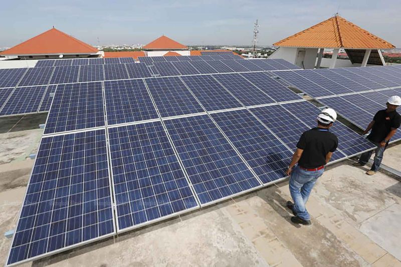 Arbeiter installieren 2018 Sonnenkollektoren auf dem Dach des Universitätskrankenhauses Thammasat, um die Stromrechnung zu senken