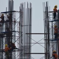 Arbeiter montieren Stahlstäbe auf einer Baustelle in Bangkok.