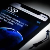 Auf einem Mobiltelefon wird die Webseite der NSO Group, des israelischen Entwicklers der Pegasus-Software, angezeigt.