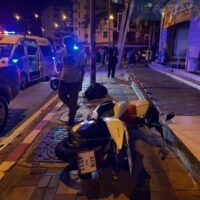 Ausländischer Motorradfahrer sofort getötet, nachdem er heute Morgen an einer Kreuzung in Pattaya gegen einen Strommast gekracht war_02