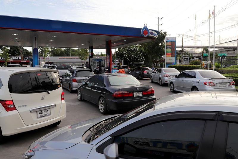 Autos warten an einer PTT-Tankstelle. Energieexperten schlagen vor, dass die Regierung ihre Politik neu gestaltet, um mit steigenden Energiepreisen fertig zu werden