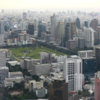Bangkok vom 76. Stock des King Power Mahanakhon Building aus gesehen. Ausländern wäre es nach einem noch vom Kabinett zu genehmigenden Plan gestattet, Wohnland in Thailand vollständig zu besitzen.