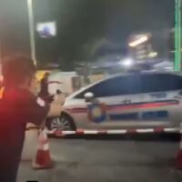 Beamte von Spezialoperationen halten am Donnerstagabend ein Auto der Touristenpolizei vor einem Einkaufszentrum in Nonthaburi an,