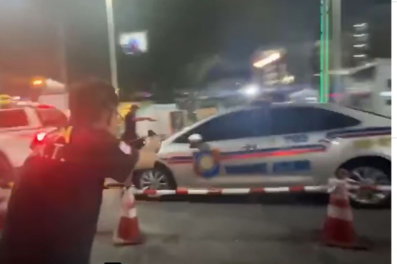 Beamte von Spezialoperationen halten am Donnerstagabend ein Auto der Touristenpolizei vor einem Einkaufszentrum in Nonthaburi an,