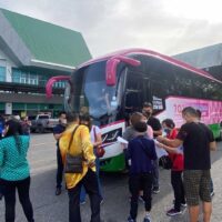 Besucher aus Malaysia und Singapur strömen am Freitag zum Einwanderungskontrollpunkt Sadao in Songkhla.