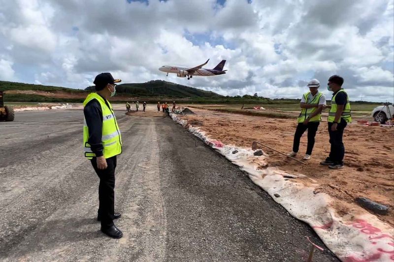 Der Abschnitt der Start- und Landebahn am internationalen Flughafen Phuket wurde am Sonntag wegen Reparaturarbeiten geschlossen. Die Schließung betraf 16 Flüge.