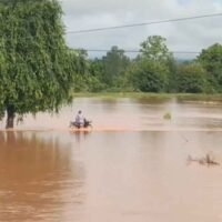 Der Fluss Khwae Noi ist am Donnerstag im Bezirk Nakhon Thai in Phitsanulok durch Abflüsse aus dem Rong Kla Gebirge übergelaufen.